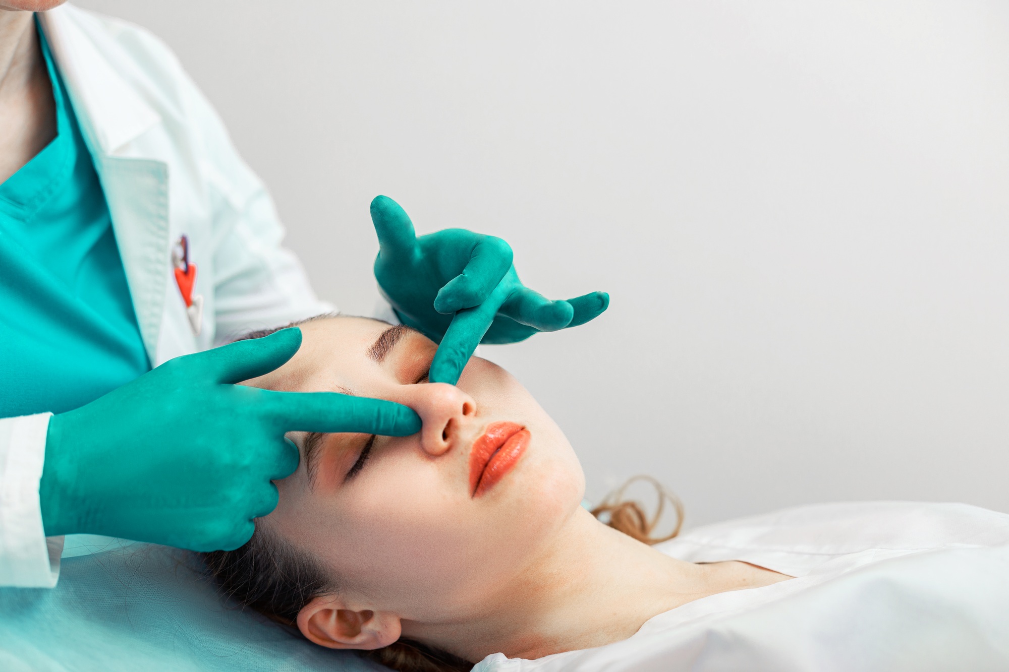 Combiner rhinoplastie et génioplastie